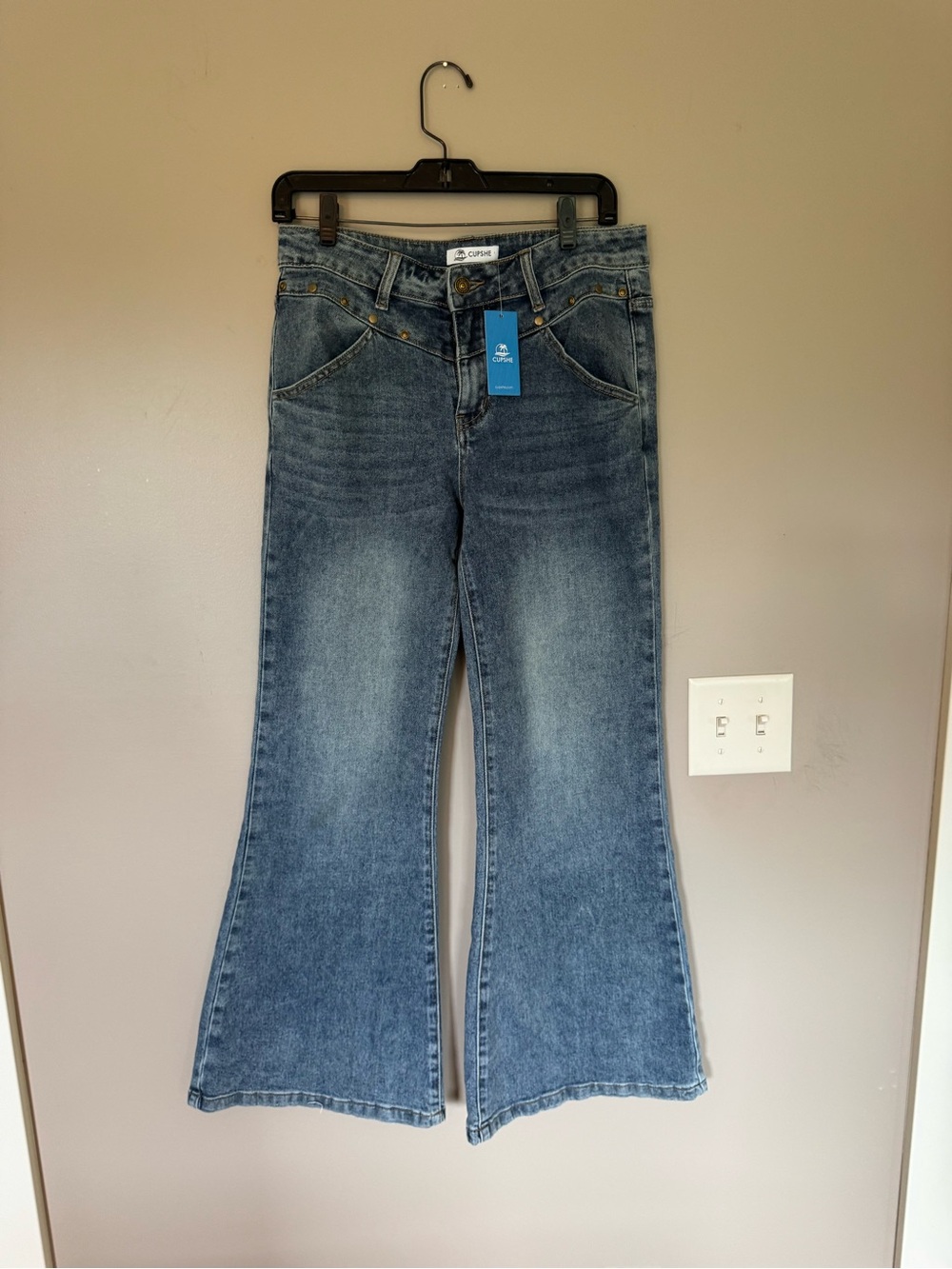 Cupshe Classic High-Waist Flare Jeans - Blue Wash with Studded Detail